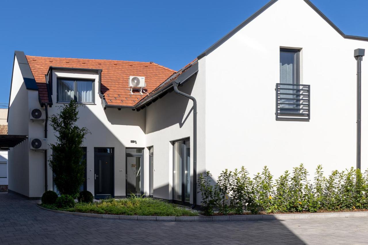 Dotis Apartman Тата Екстериор снимка