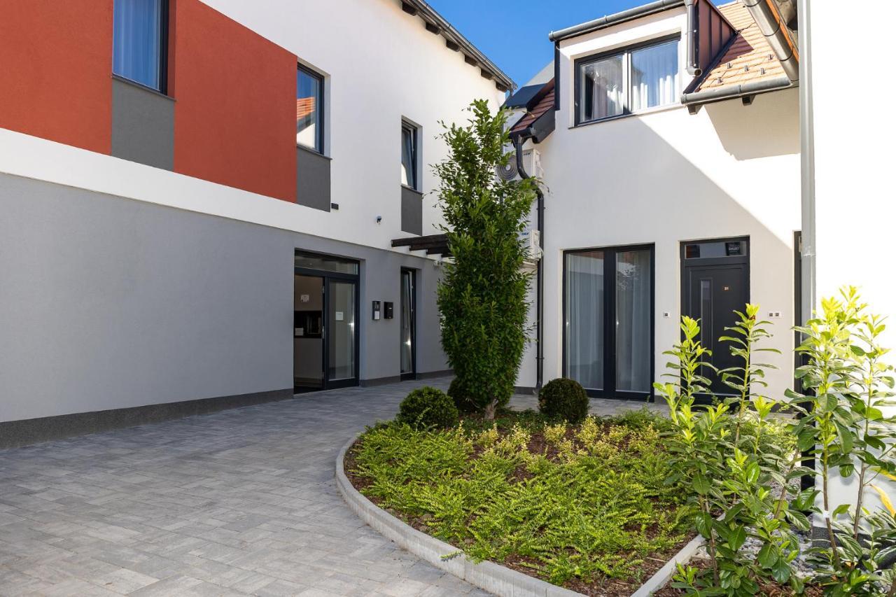 Dotis Apartman Тата Екстериор снимка