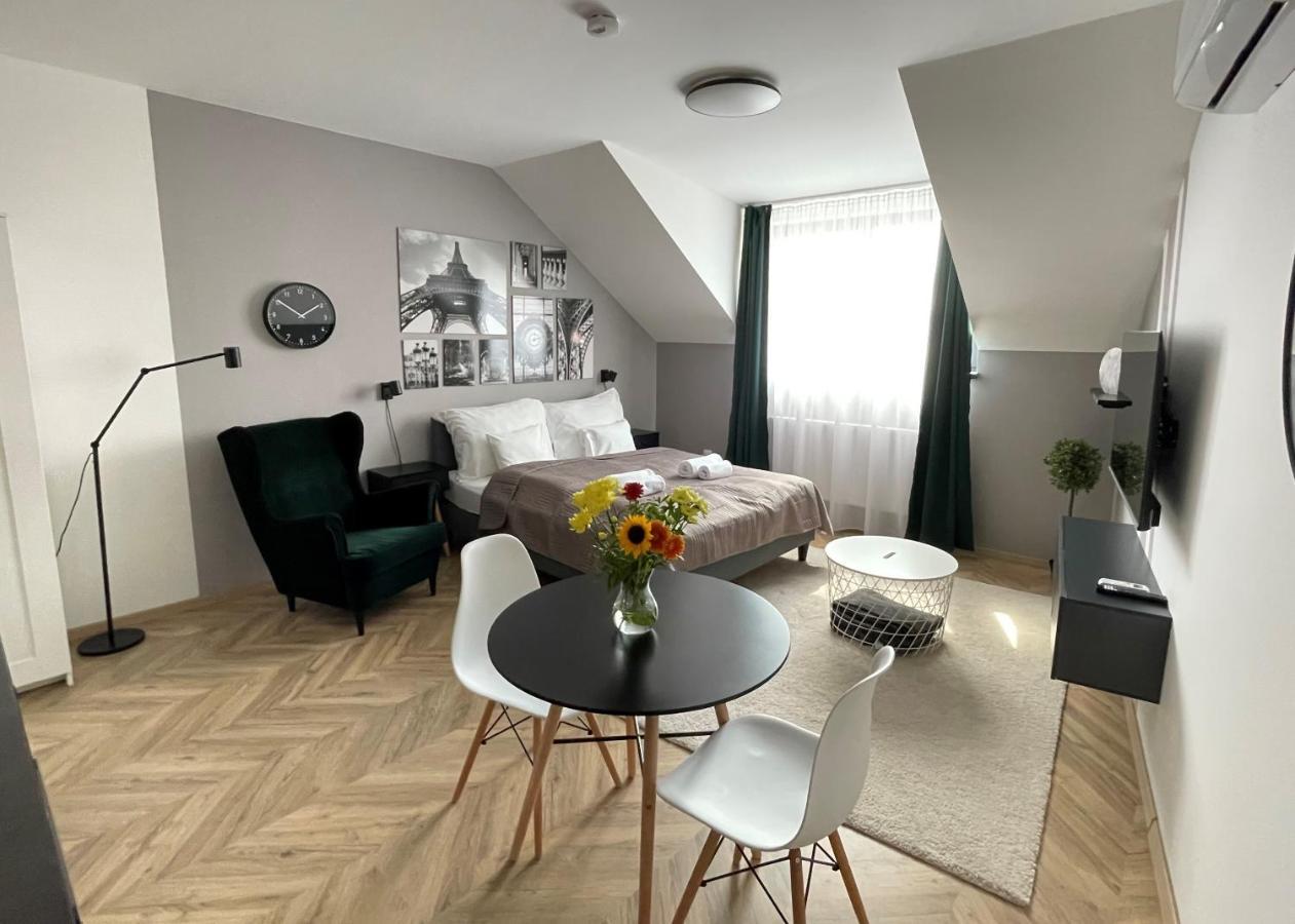 Dotis Apartman Тата Екстериор снимка