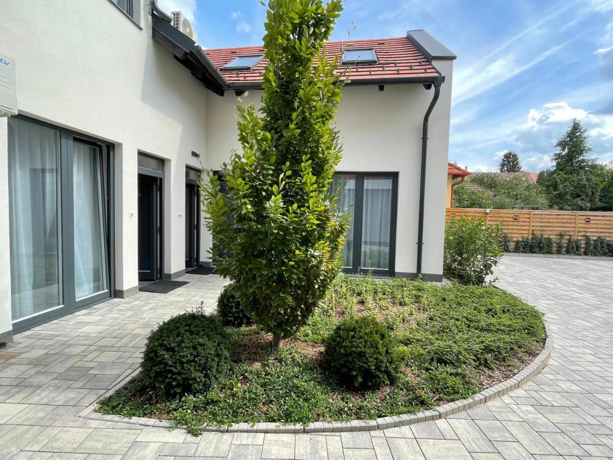 Dotis Apartman Тата Екстериор снимка