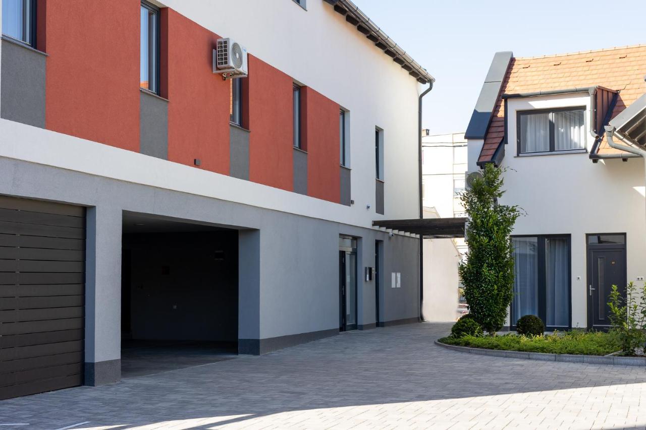 Dotis Apartman Тата Екстериор снимка