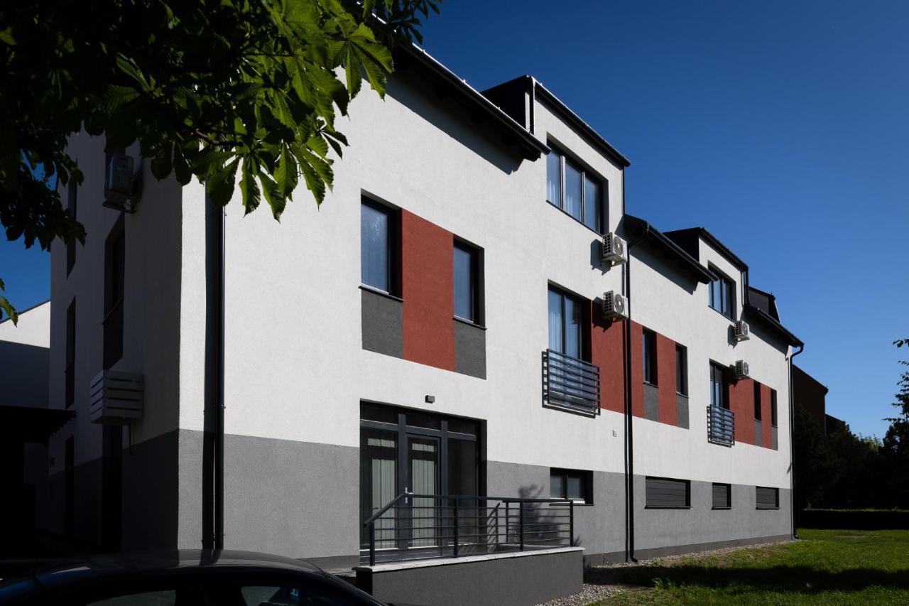 Dotis Apartman Тата Екстериор снимка