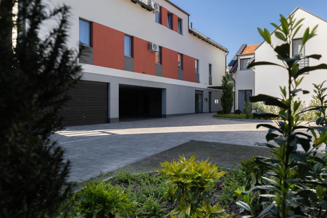 Dotis Apartman Тата Екстериор снимка