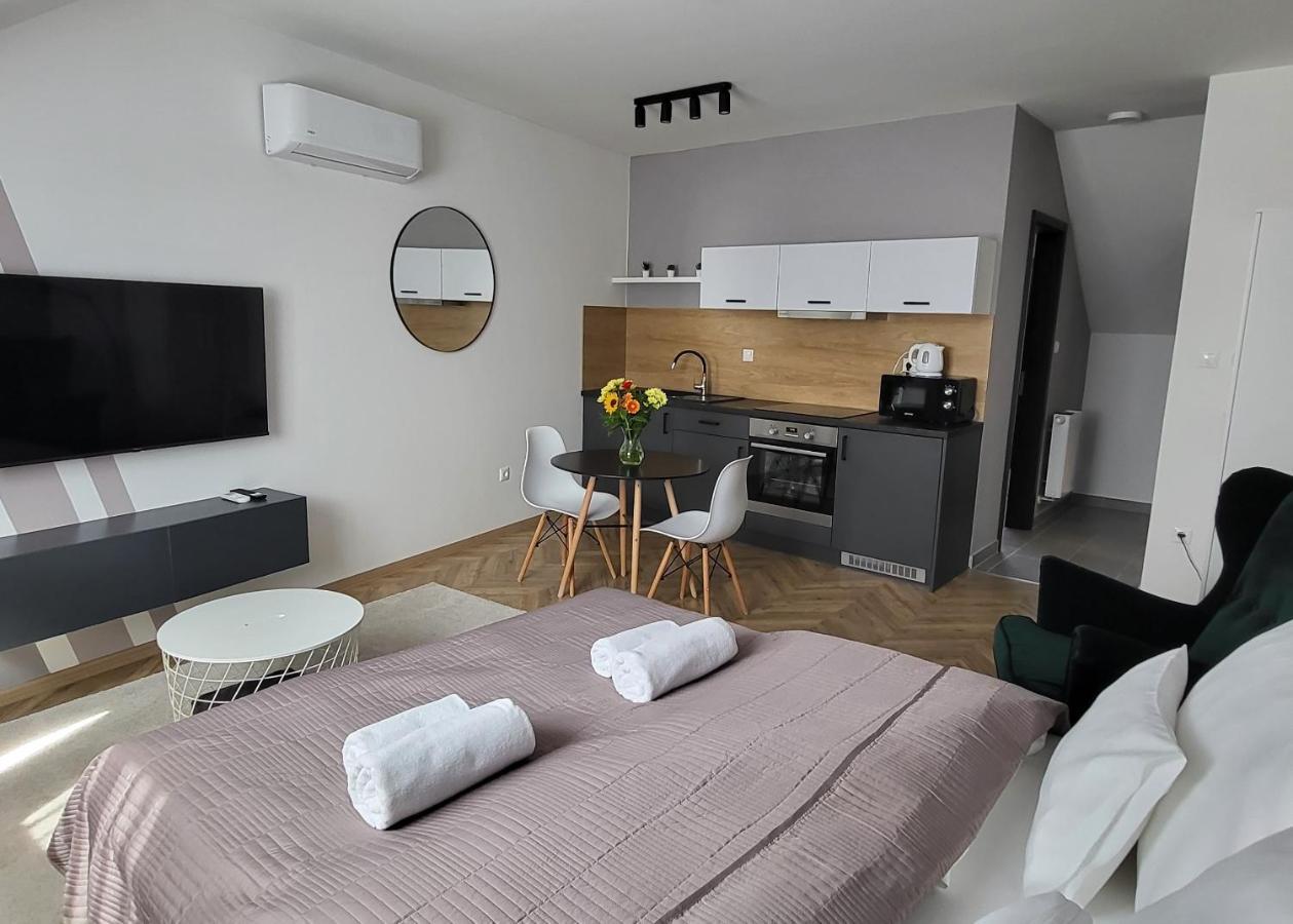 Dotis Apartman Тата Екстериор снимка