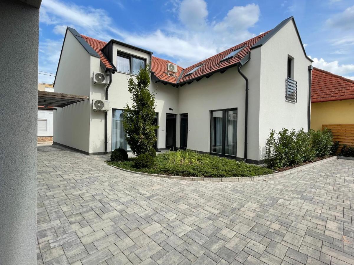 Dotis Apartman Тата Екстериор снимка