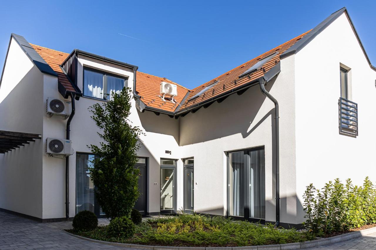 Dotis Apartman Тата Екстериор снимка